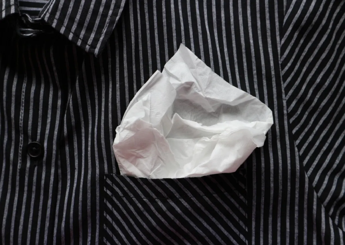 إزالة بقايا المناديل الملتصقة بالملابس