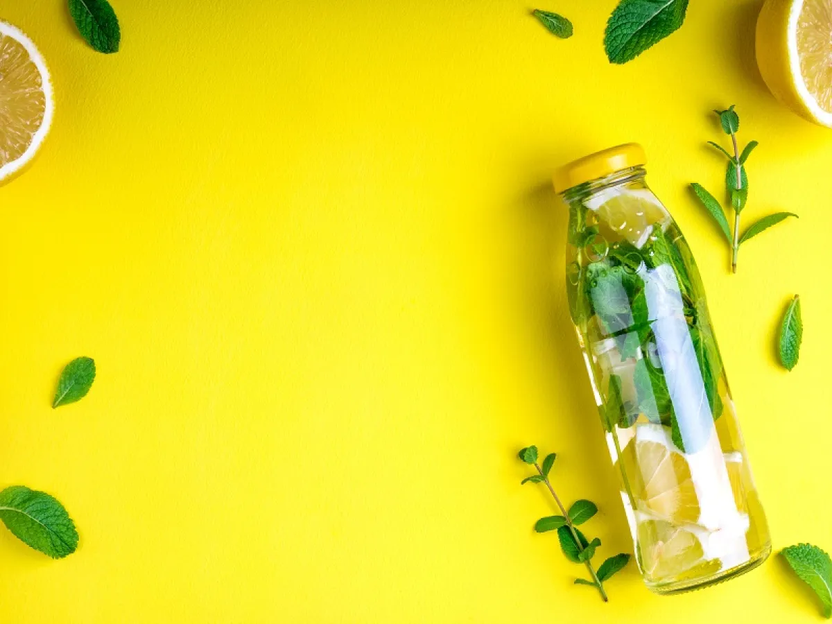 اشربي الكثير من السوائل والعصائر الطبيعية غير المحلاة في الإفطار لتجنب العطش (المصدر: Adobe.Stock)