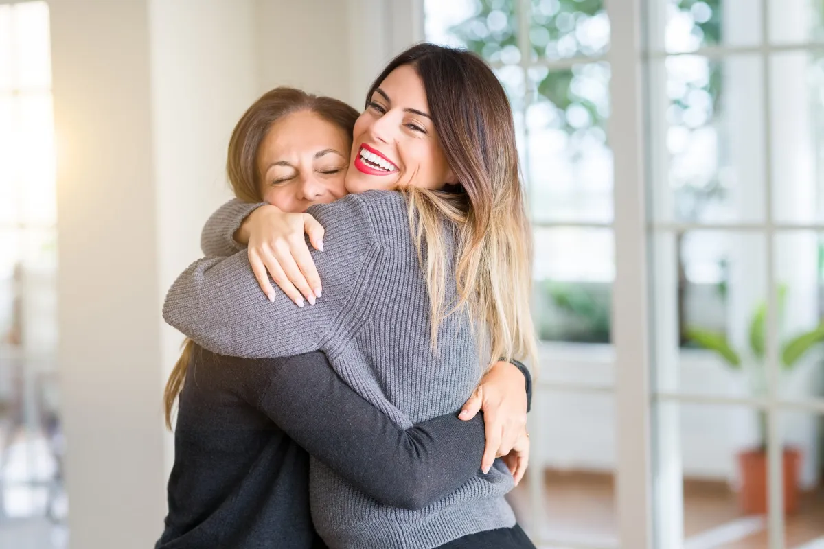 كم حضناً يحتاجه الإنسان في اليوم؟ (المصدر: Adobe.Stock)