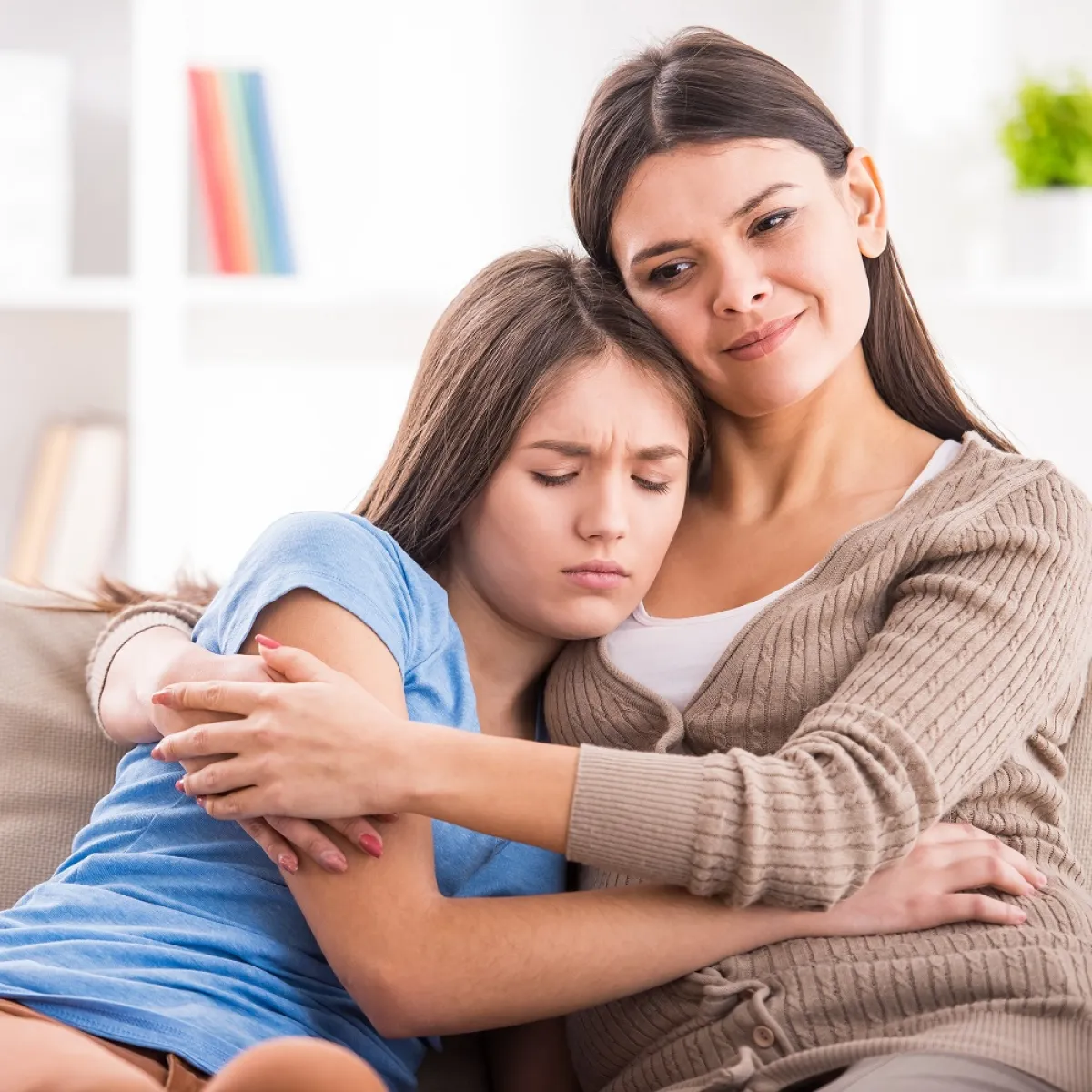 صورة تعبر عن الحنان والاهتمام من جانب الأم