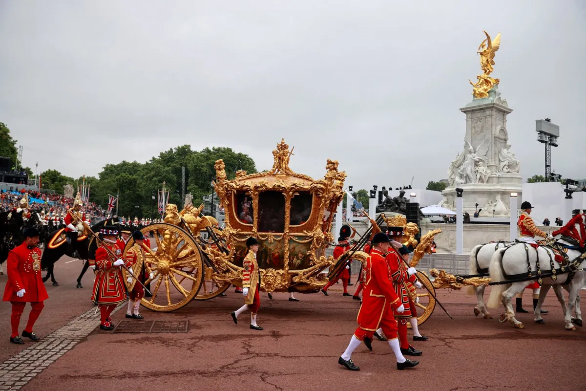 The Gold State Coach passes in front of Buckingham Palace during the Platinum Pageant in London on June 5, 2022. HANNAH MCKAY / POOL / AFP