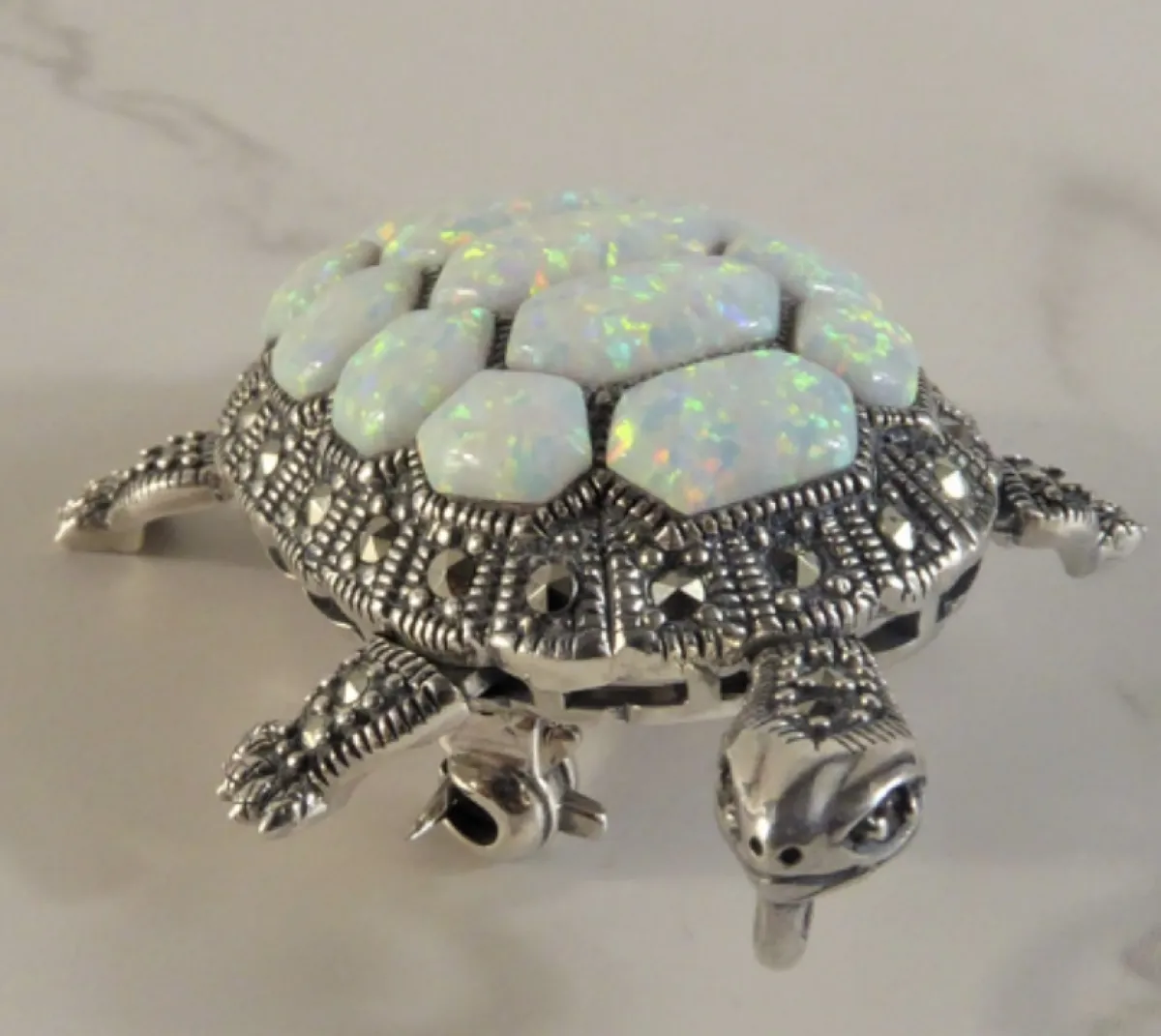 بروش السلحفاة من Aladdin scave jewellery