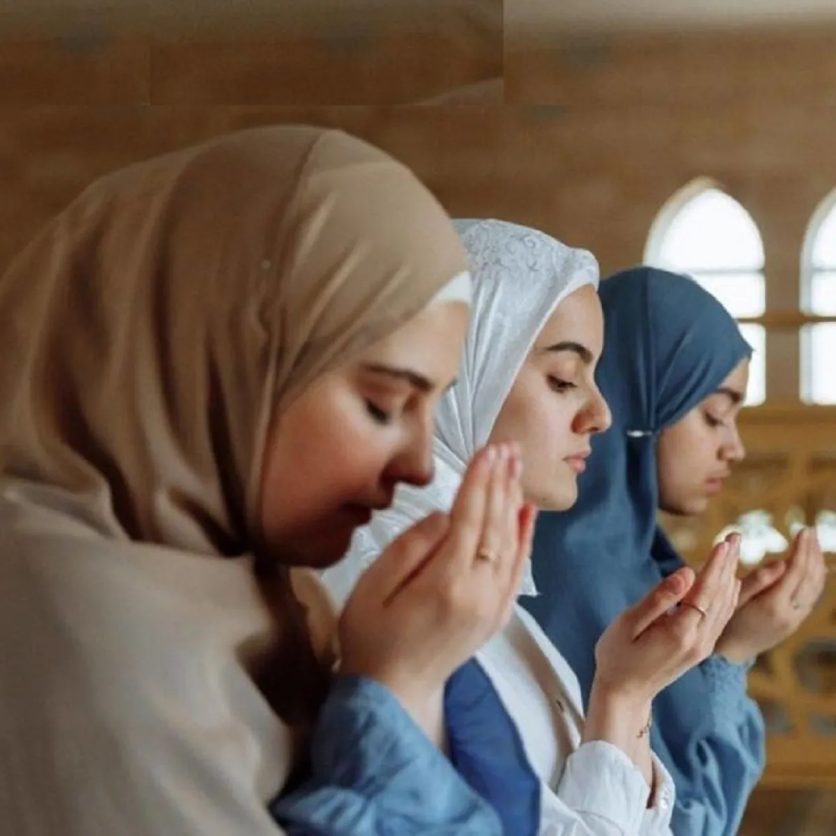 صورة لأسرة تصلي جماعة