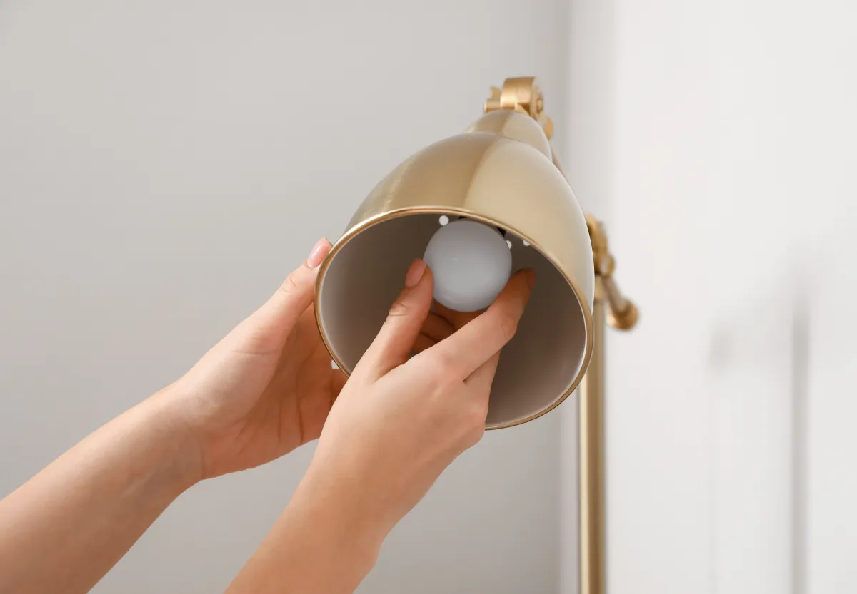 تبديل لمبات الكهرباء