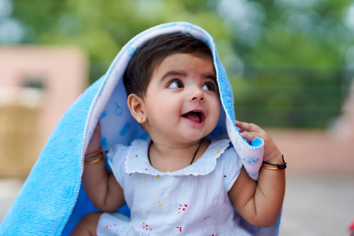 صورة لطفلة تظهر عليها أمارات الذكاء