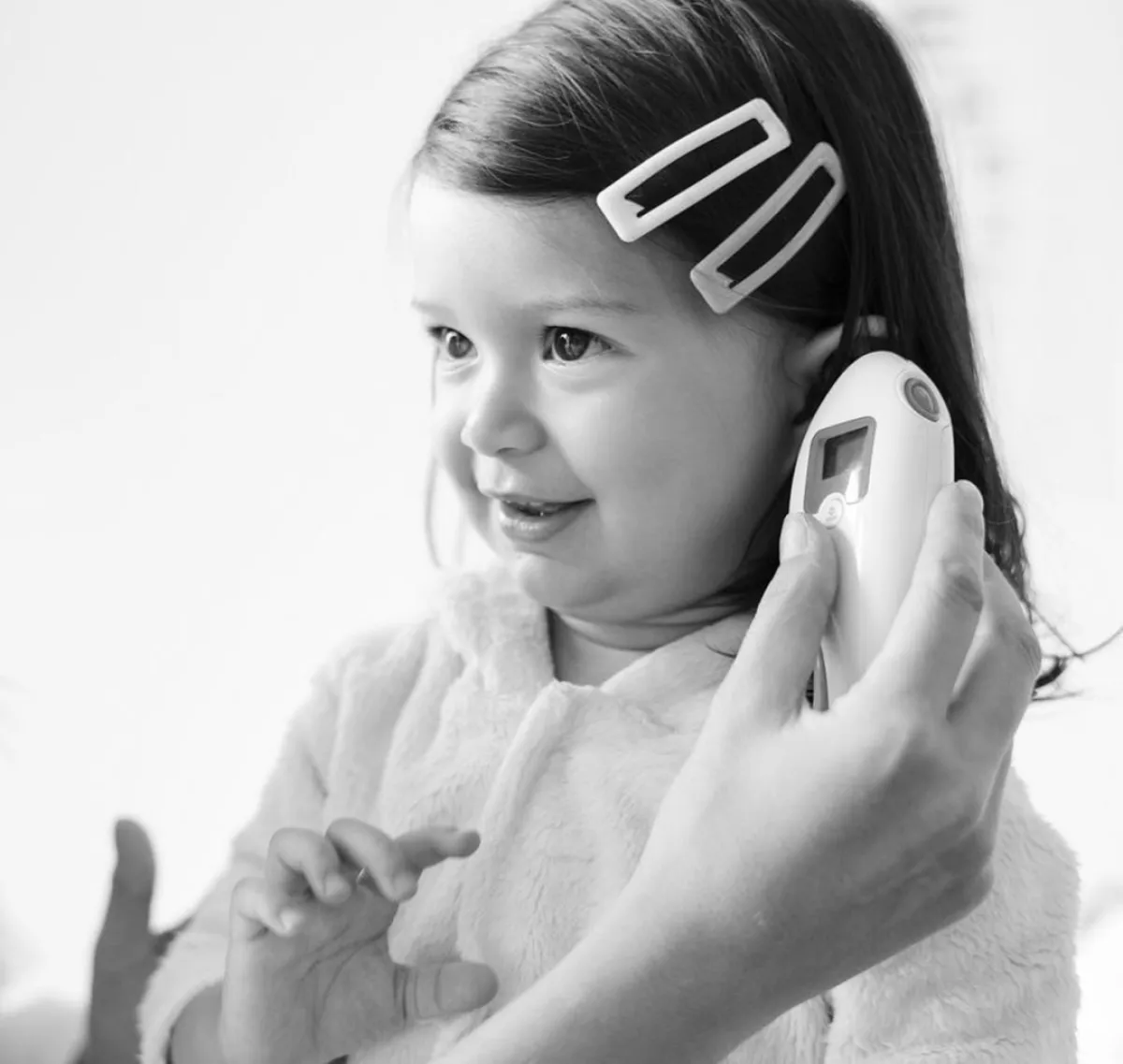 صورة لطفلة تخضع لفحص أذنها