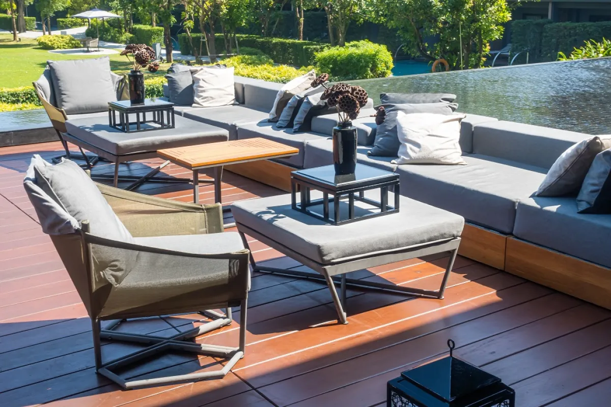 أرضيات الجلسات الخارجية ملبسة بالسيراميك الذي يقلد الخشب