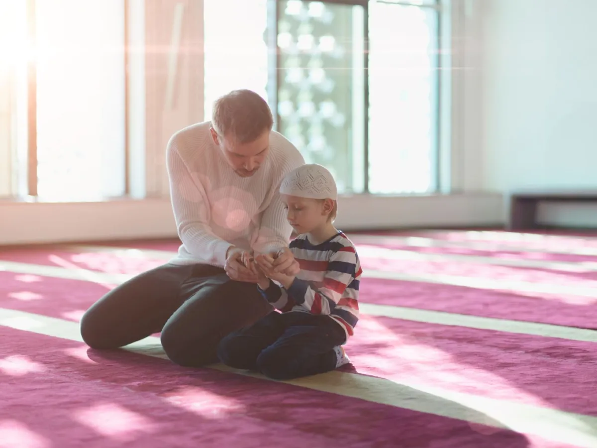 صورة لصلاة الطفل مع والده