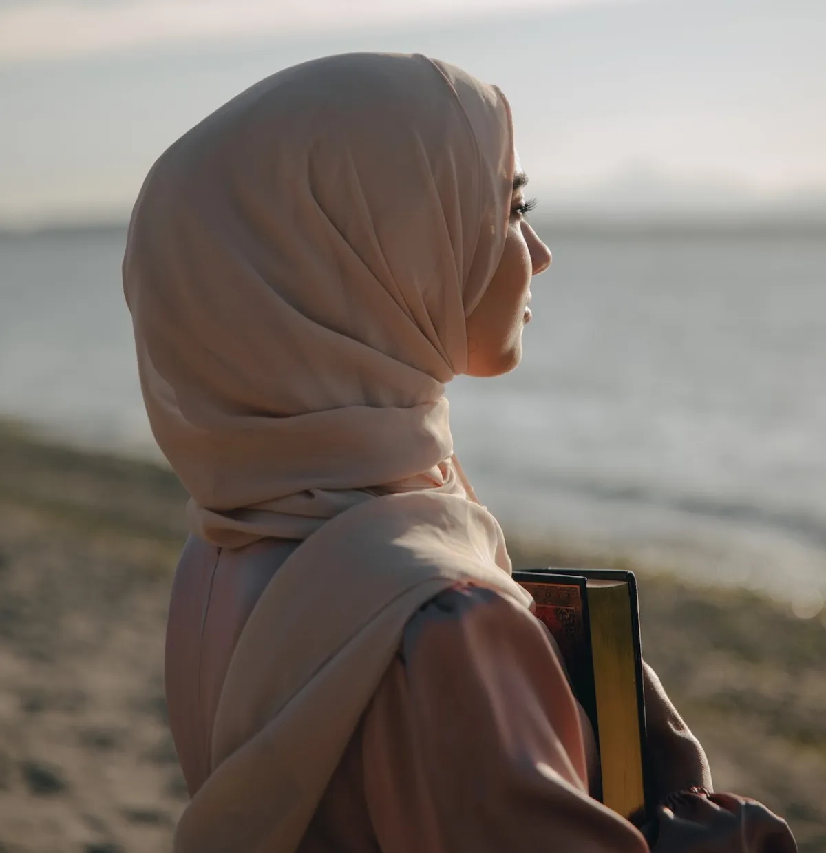 صورة لامرأة تتأمل