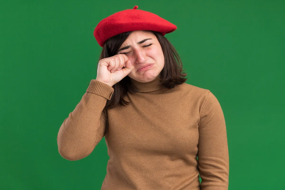 يؤدي كبت المشاعر وعدم البكاء إلى زيادة التوتر والضغط العصبي وزيادة خطر الإصابة بأمراض القلب (المصدر: Freepik)