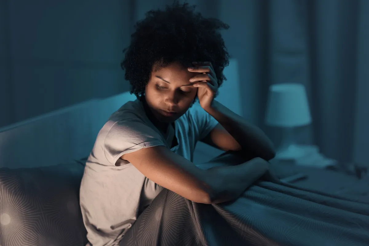 وجدت الدراسات أن أكثر من ثلث الأشخاص يستيقظون في منتصف الليل ثلاث ليالٍ أسبوعياً «المصدر: Adobe.Stock»