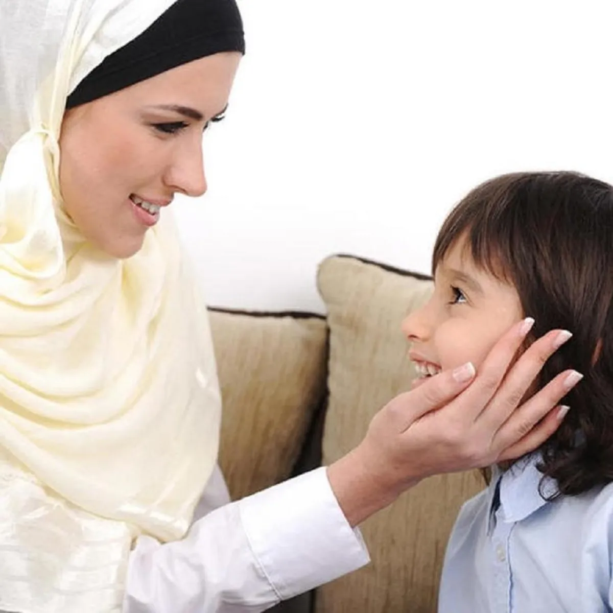 صورة لأم تجلس مع طفلها جلسة إيمانية