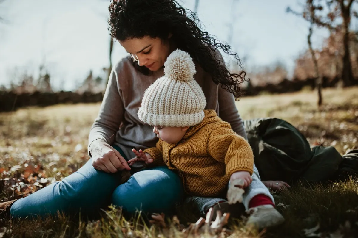 صورة لأم تلعب مع طفلها 