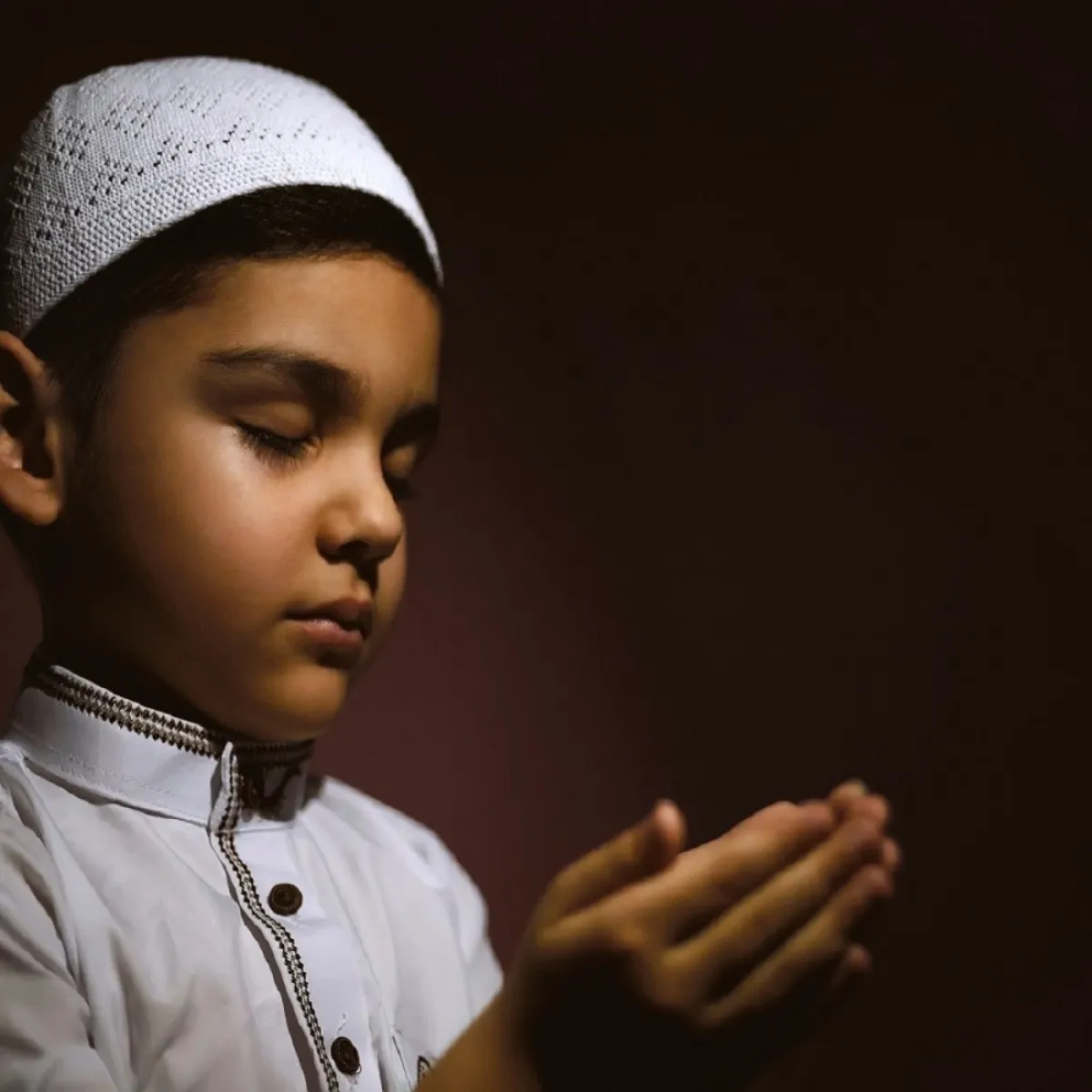 صورة طارق وهو يدعو ربه