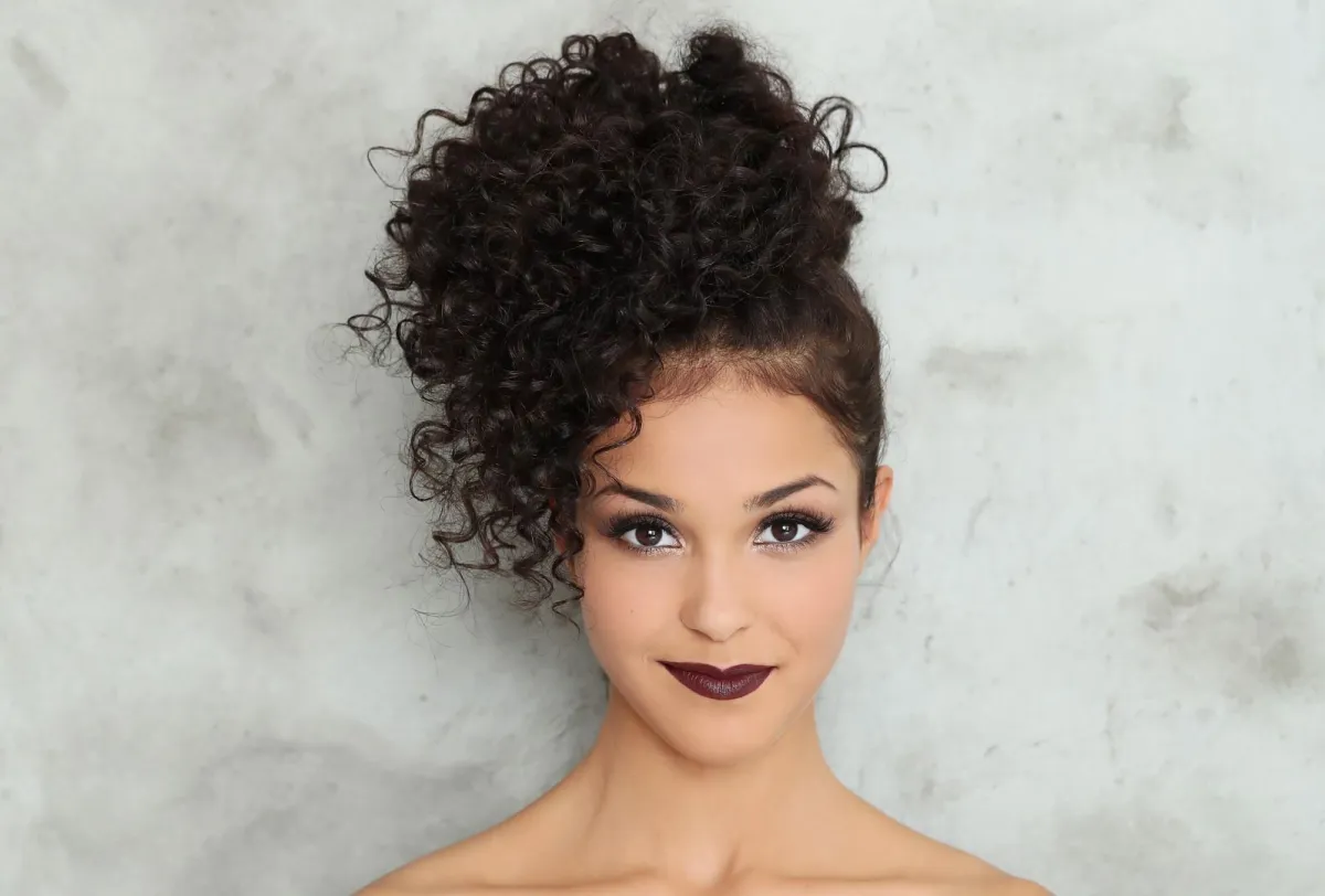 تسريحات شعر كيرلي مرفوع 