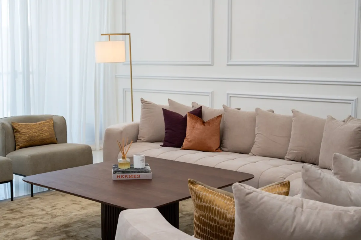 أغلفة الوسائد المجددة تشير إلى التعديلات على ديكورات الصالة