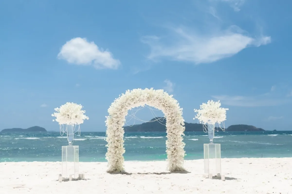 زرقة البحر في الخلفية، تميز صور العروسين