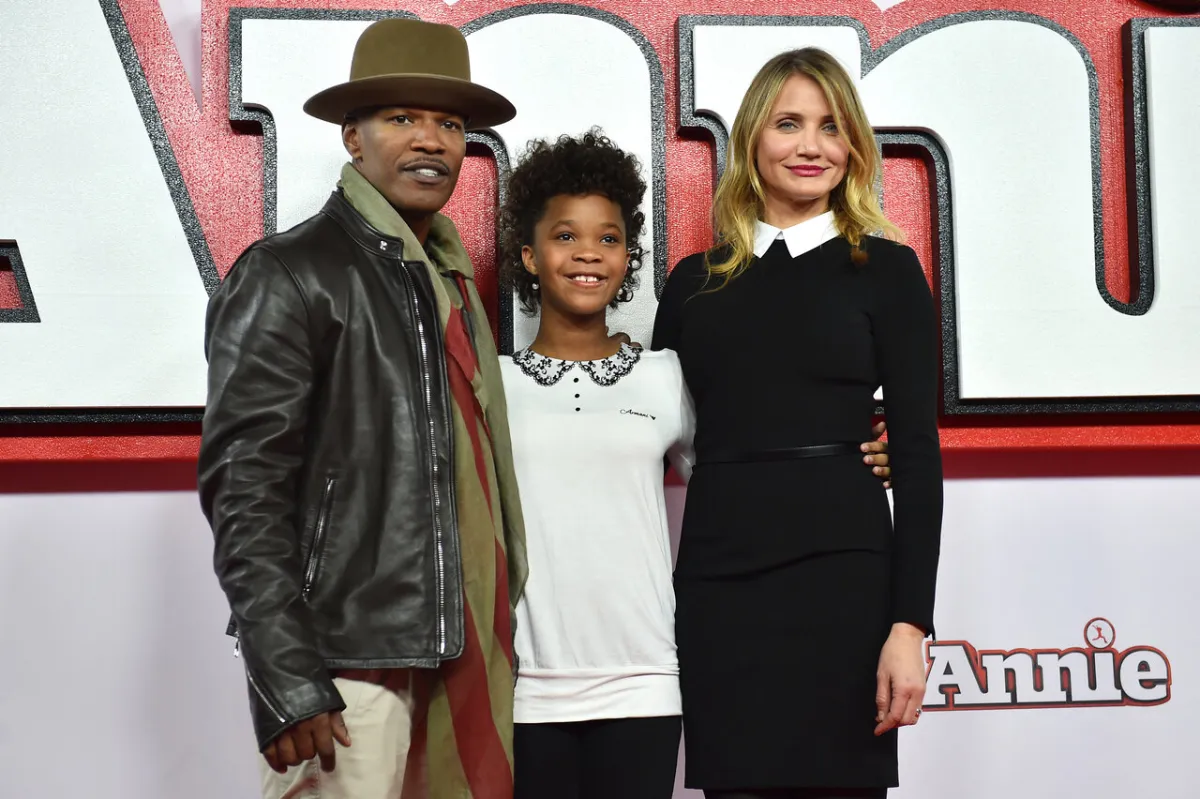  Jamie Foxx (L), Quvenzhane Wallis (C) and Cameron Diaz (R) pose for pictures during a photocall for the film "Annie" in central London on December 16, 2014. AFP PHOTO / BEN STANSALL BEN STANSALL / AFP