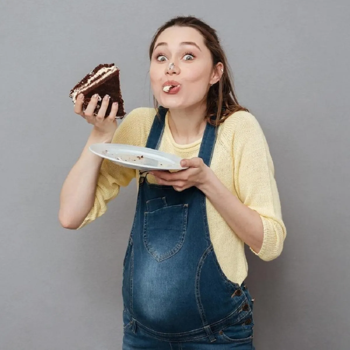 صورة لحامل تتناول موس الشوكولاتة