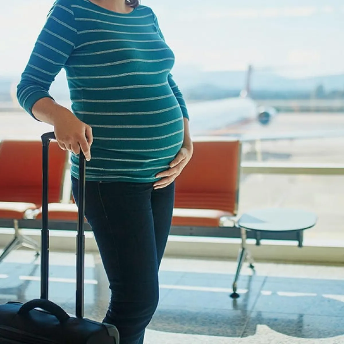 صورة لحامل تستعد للسفر