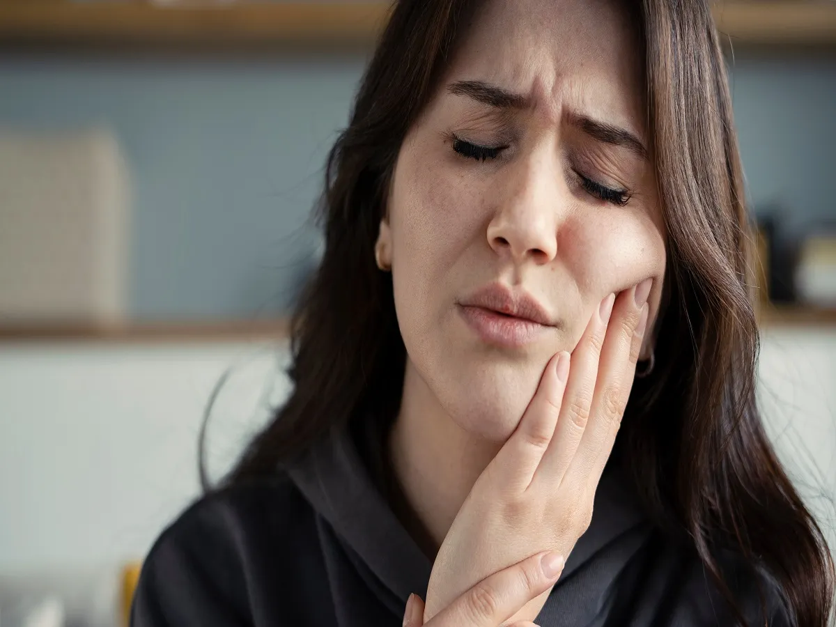 صورة لامرأة تشعر بألم الأسنان