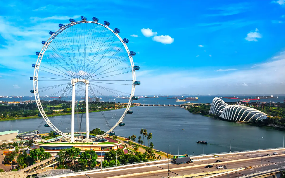 عجلة «سنغافورة فلاير» توفر إطلالات بانورامية على المدينة