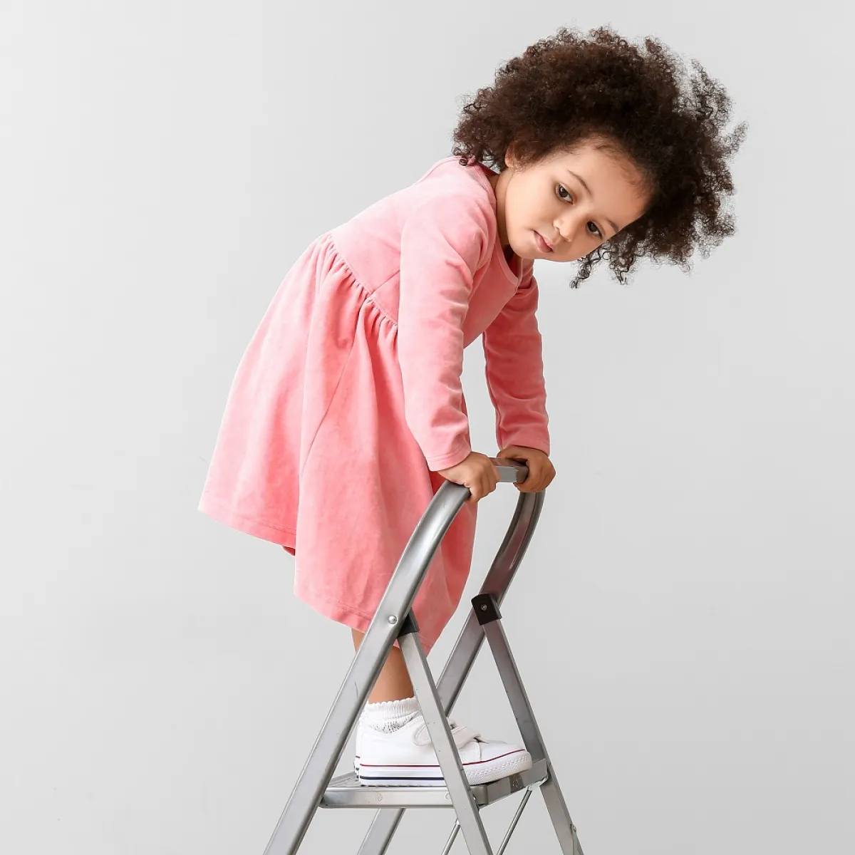 صورة لطفلة تلعب