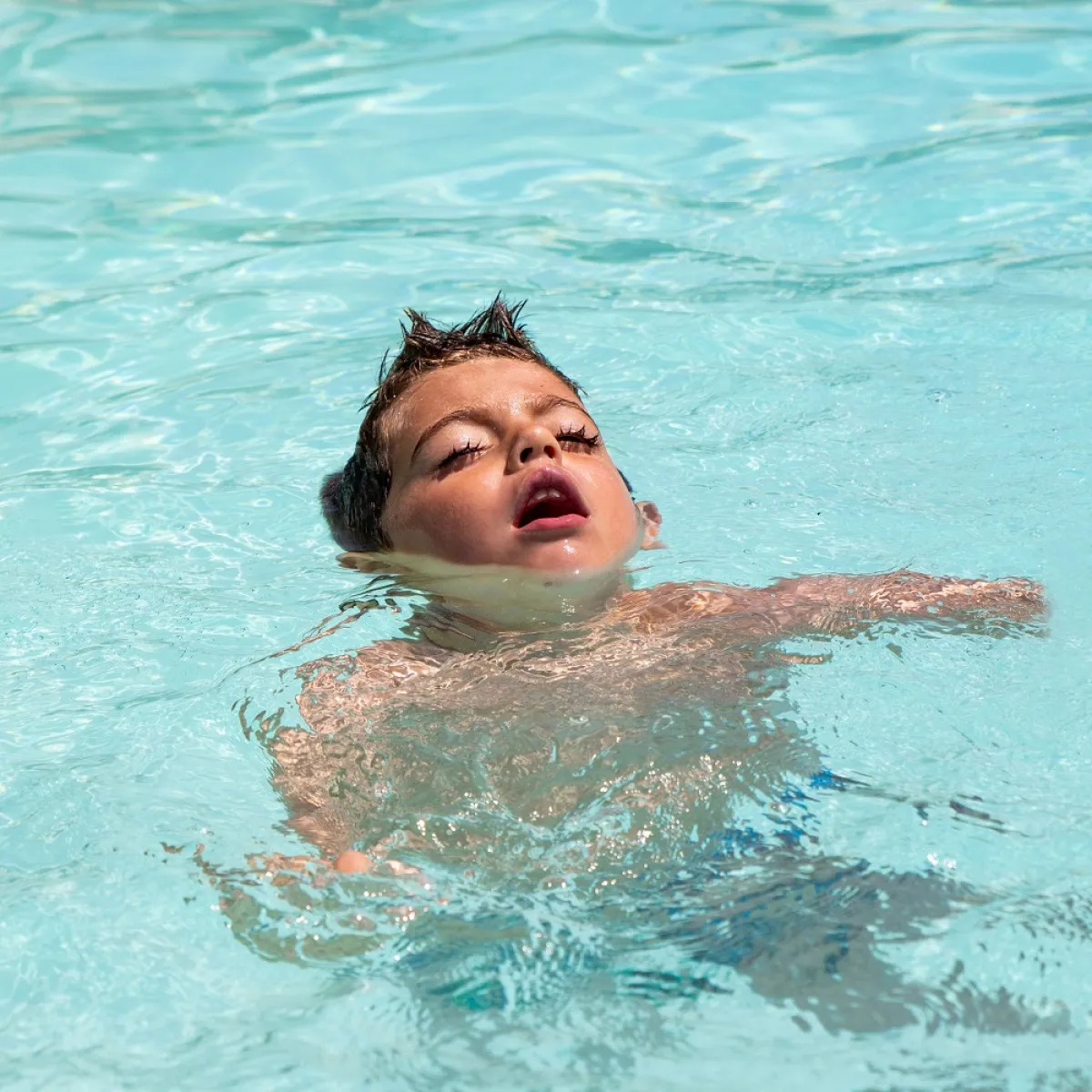 صورة لطفل في حوض سباحة المنزل أو الفيلا