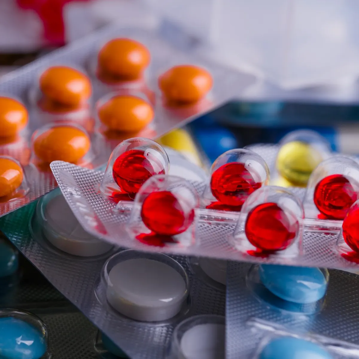 صورة لعدد من الأدوية جذابة اللون والشكل