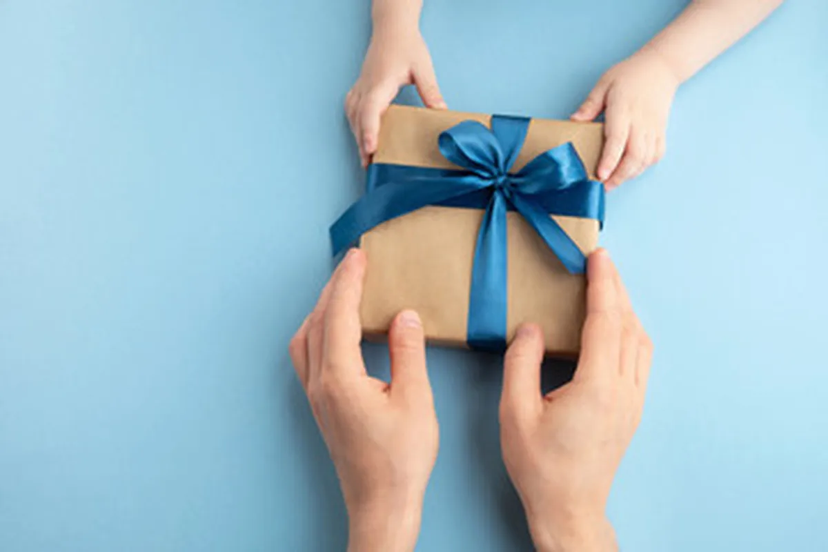 صورة تعبر عن أهمية الهدية