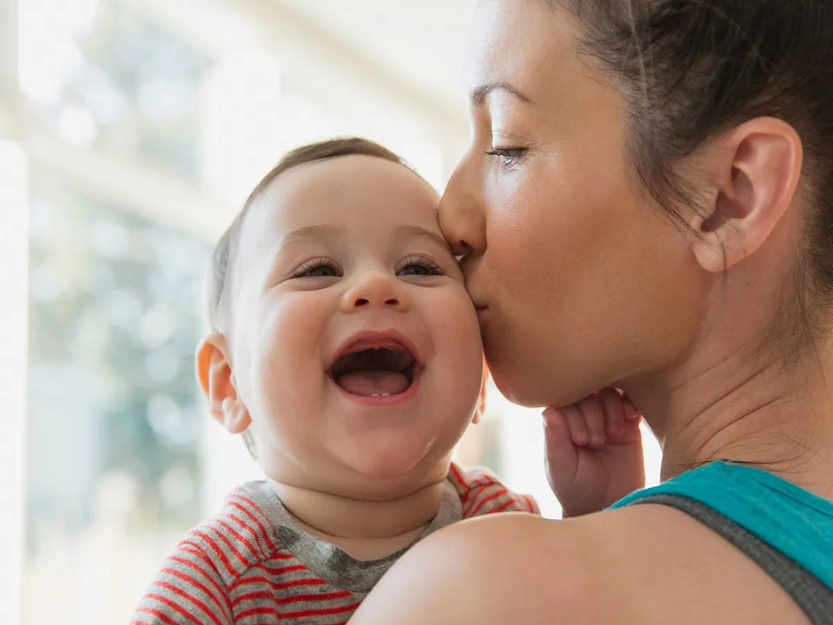 صورة لطفل رضيع يضحك