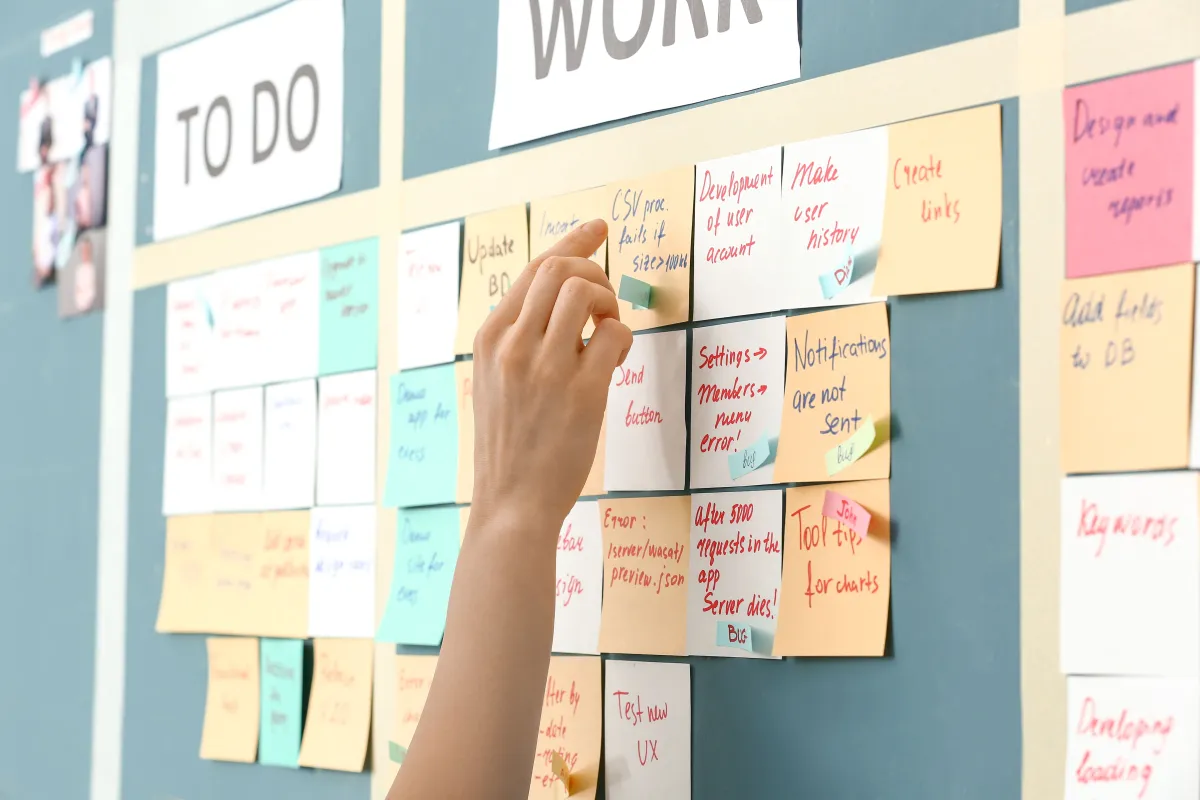 في الاجتماع وقوفًا، يتحدث كل عضو في الفريق عن المهام التي أنجزها