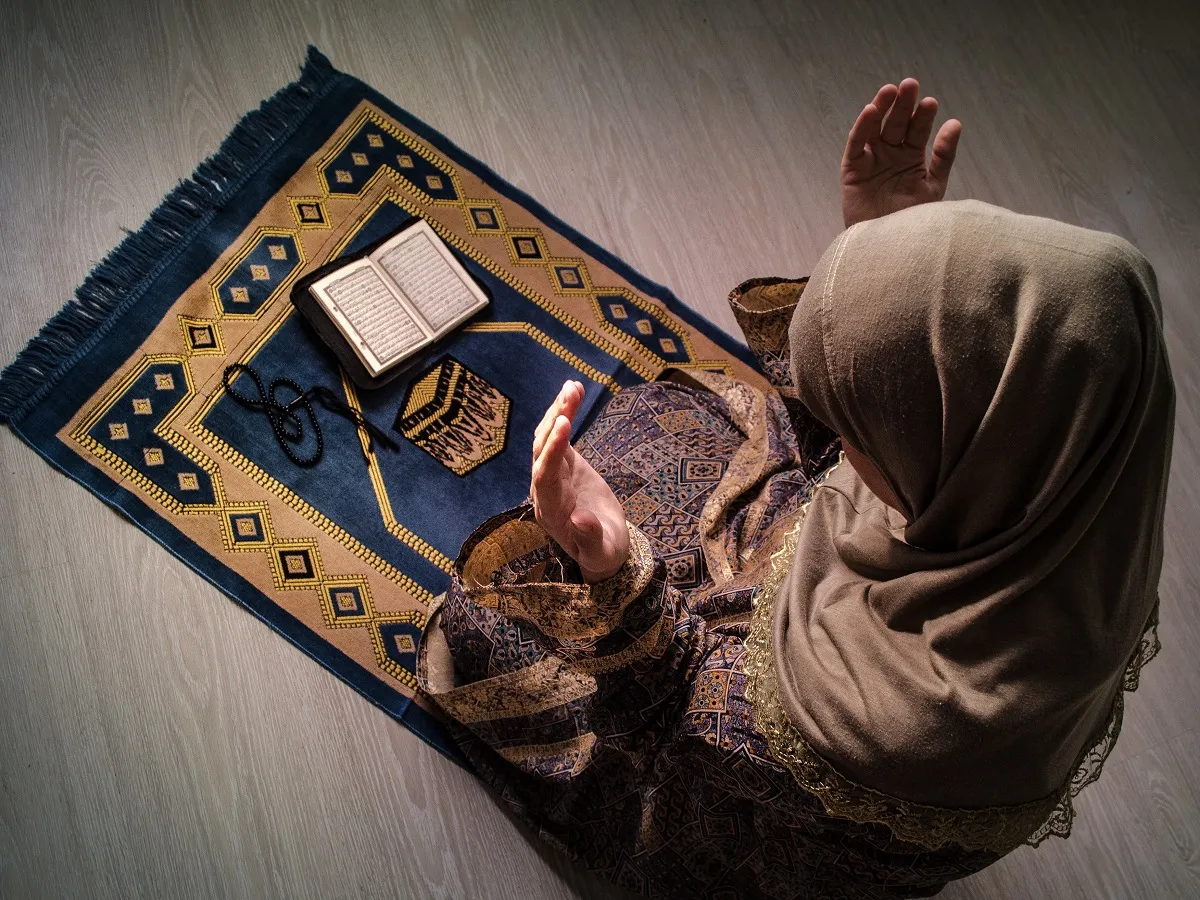 صورة لامرأة تقوم بالصلاة والدعاء