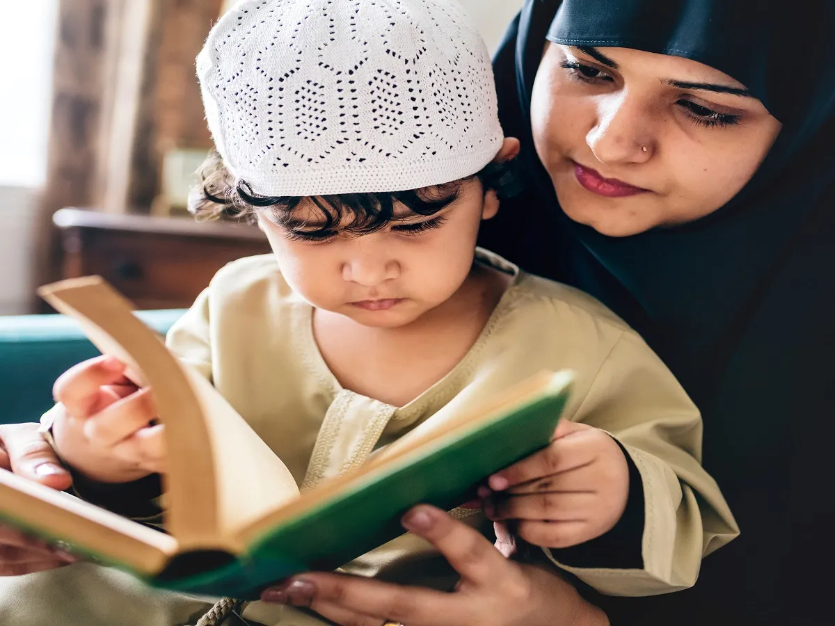 صورة لأم تقرأ لابنها