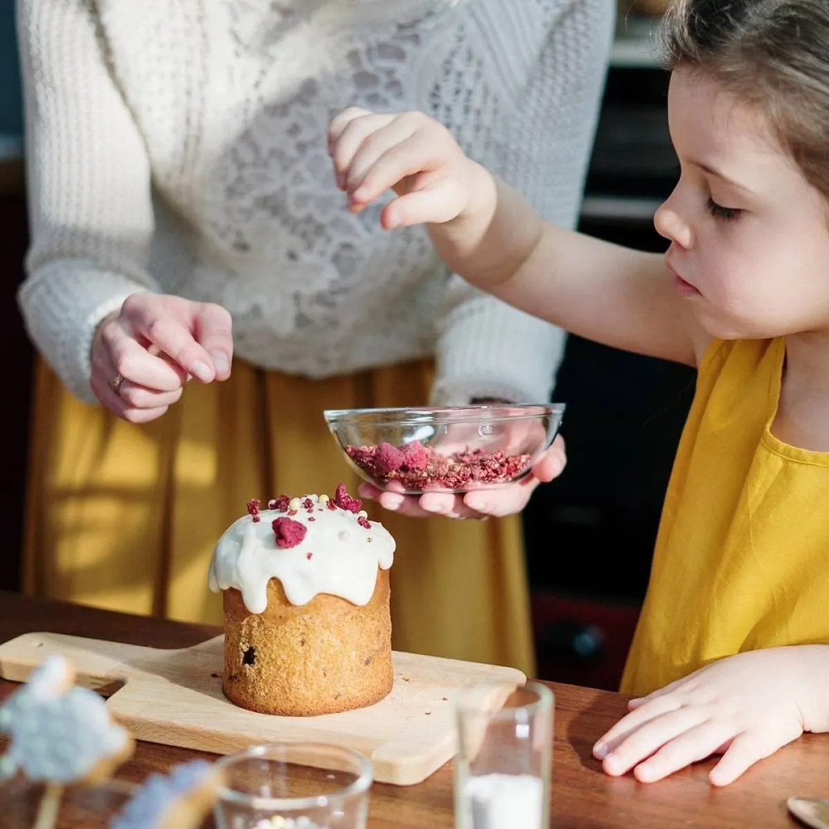 صورة لطفلة تصنع الحلوى