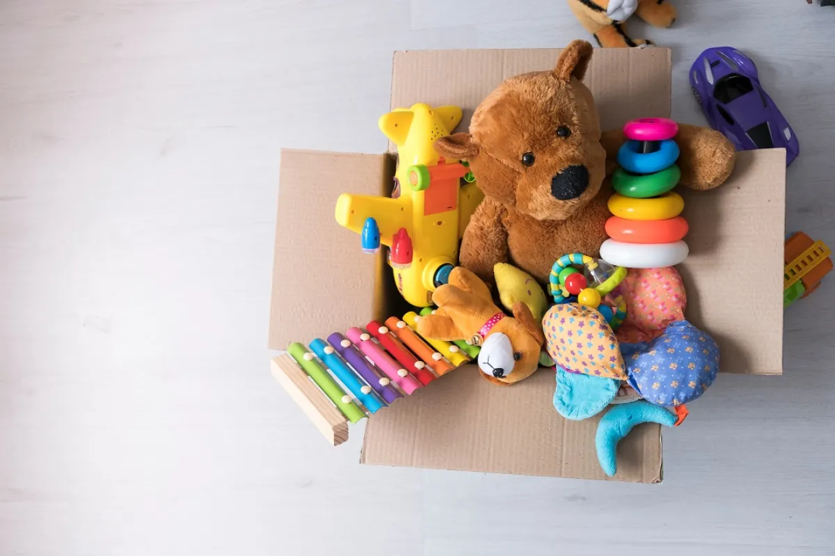 صورة لصندوق يمتلئ بلعب للتوزيع