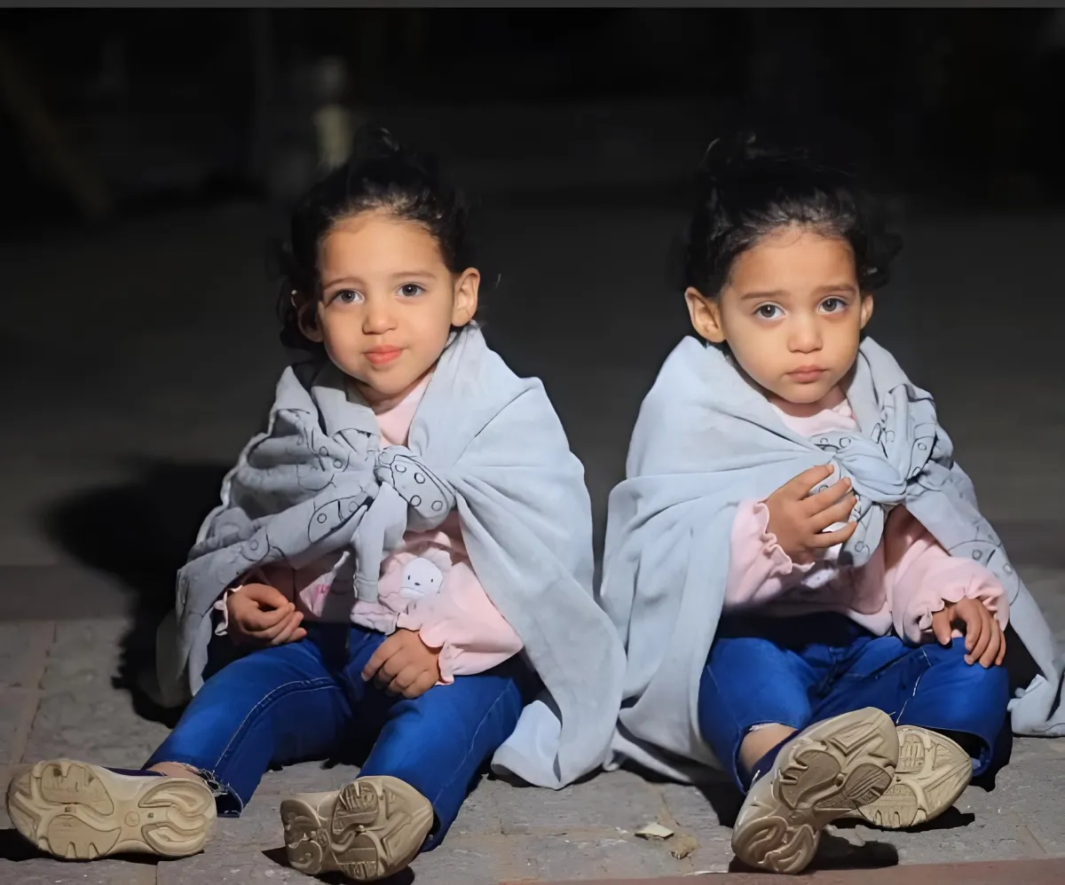 التوأمان فرح وفريدة من كواليس التصوير - الصورة من حساب والدة فريدة على الفيس بوك