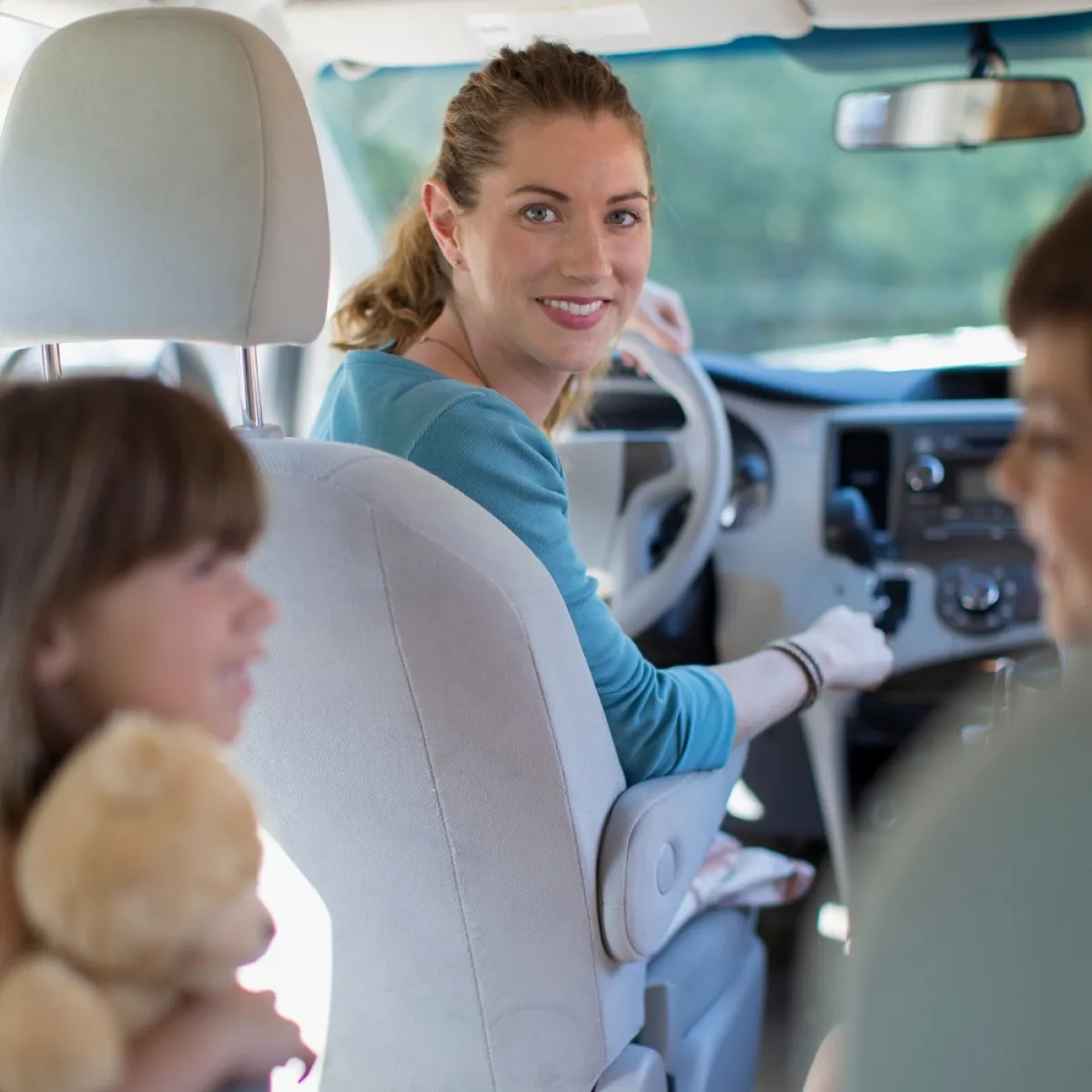 صورة لأم داخل السيارة وأطفالها