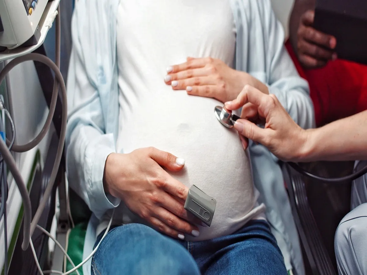 صورة لطبيب يفحص امرأة حاملاً