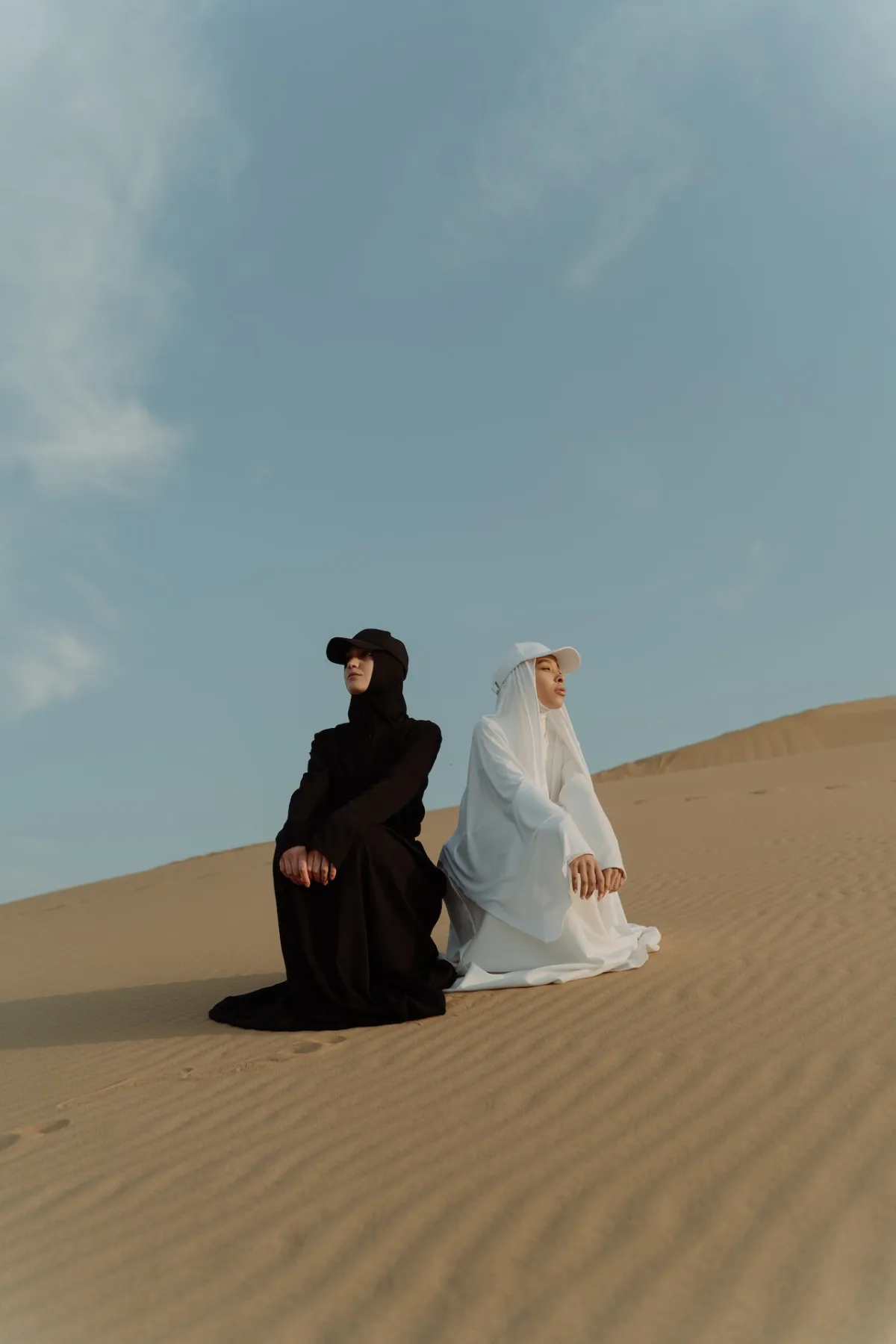 صورة لامرأتين في الصحراء