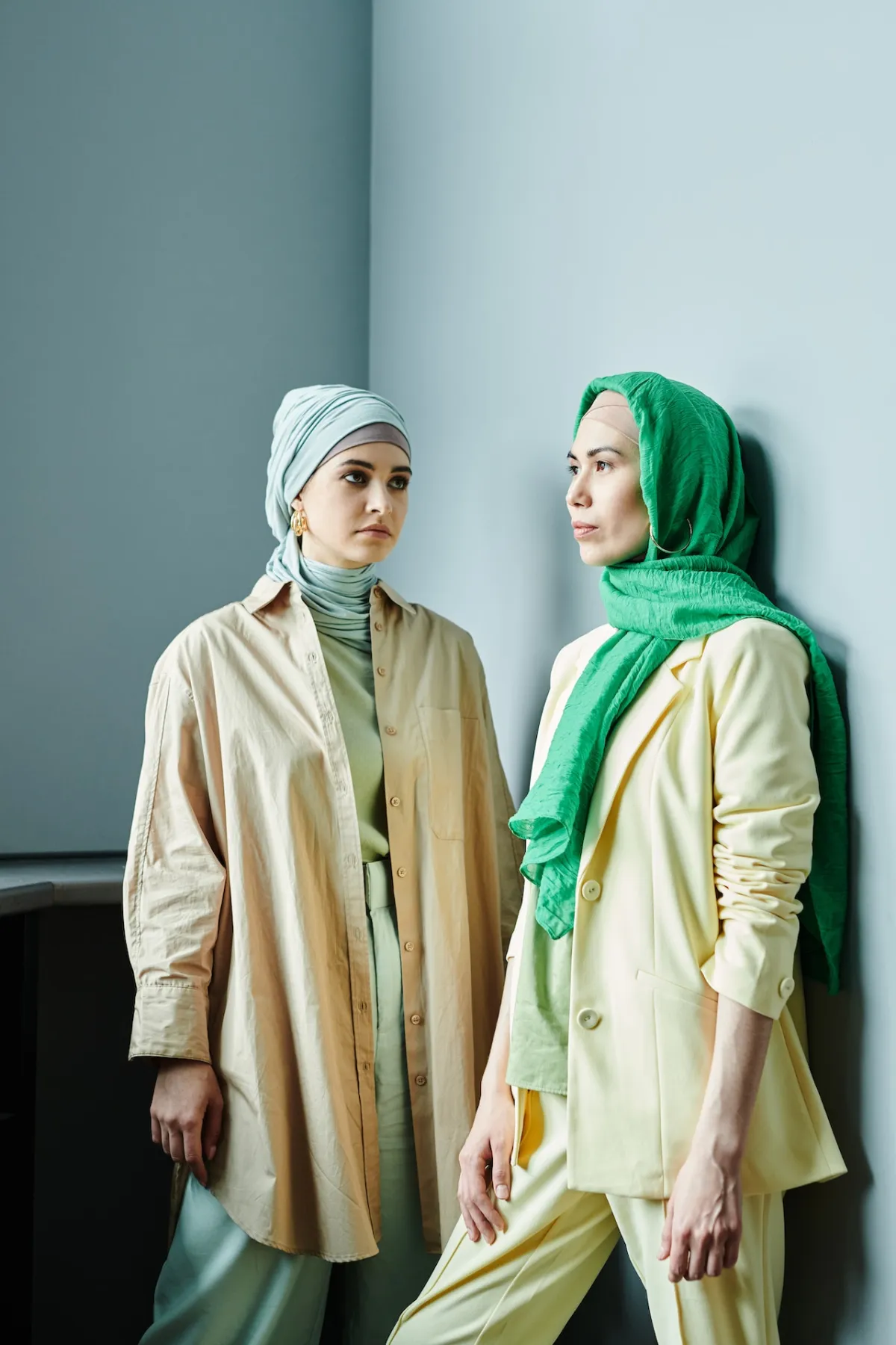 صورة امرأتين بلباس أنيق