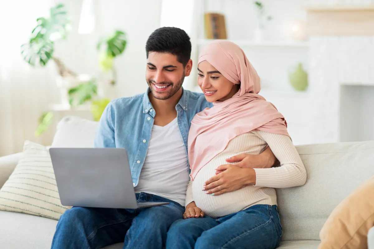 صورة لزوجين يختاران وجهة سفر مناسبة