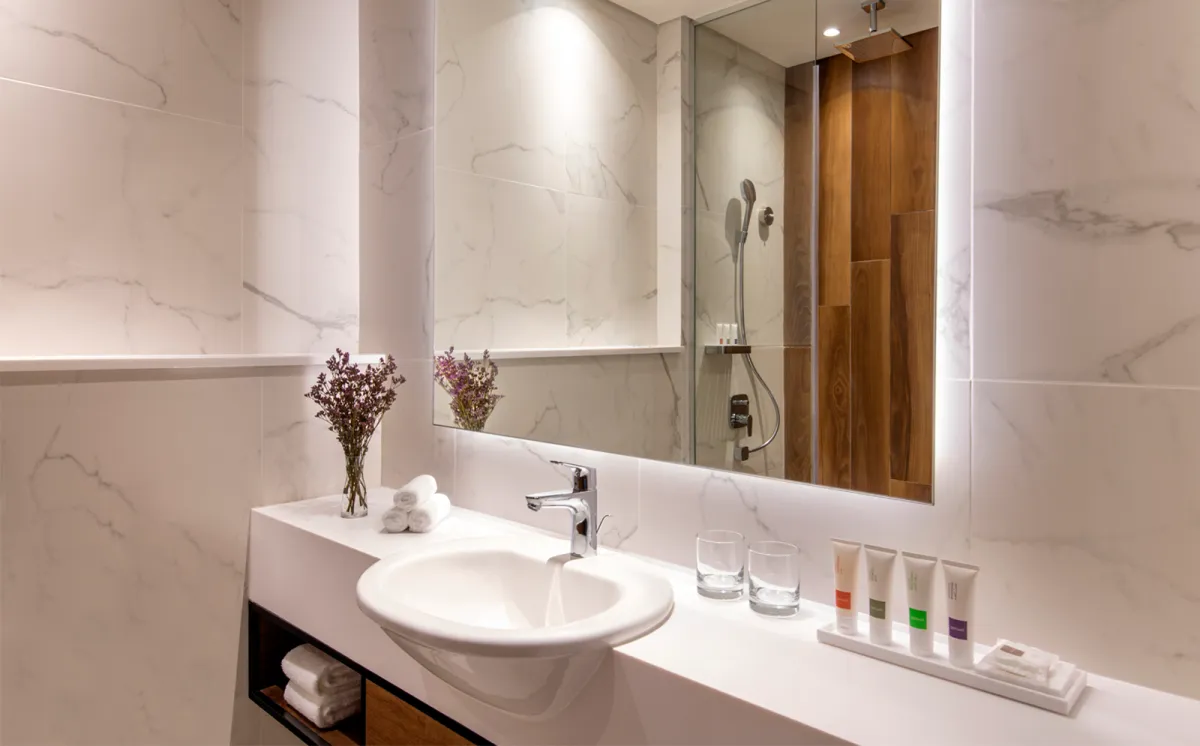 حمامات فخمة في غرف سويس اوتيل ليفنج جدة 