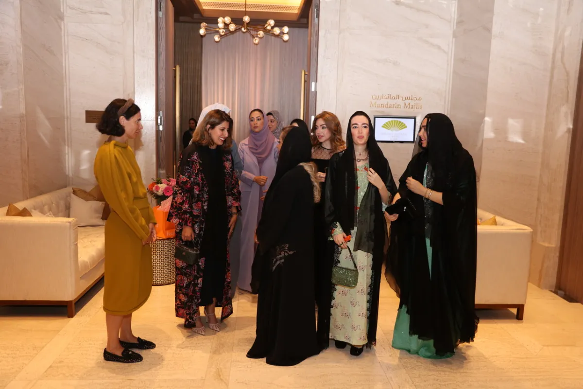 صورة جماعية للحاضرات يتداولن الحديث