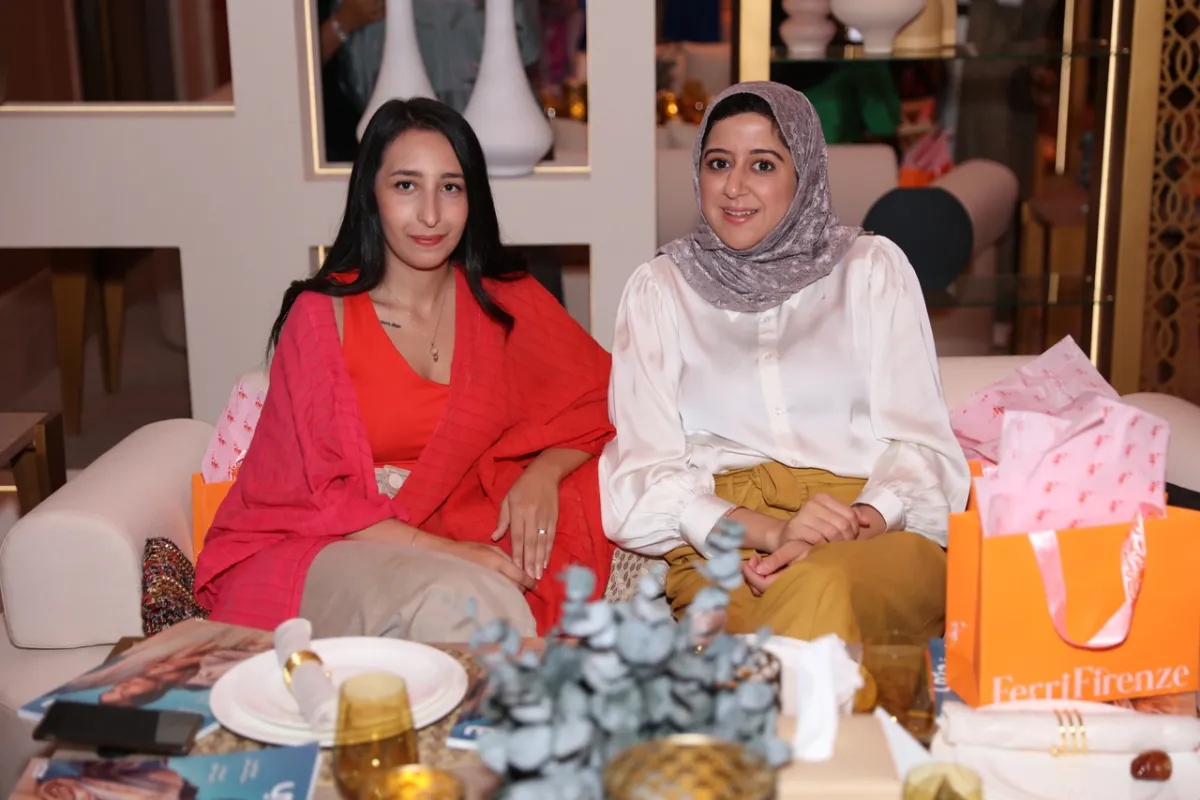 صورة مصممتي الديكور هدى العيثان وشذى خليل 