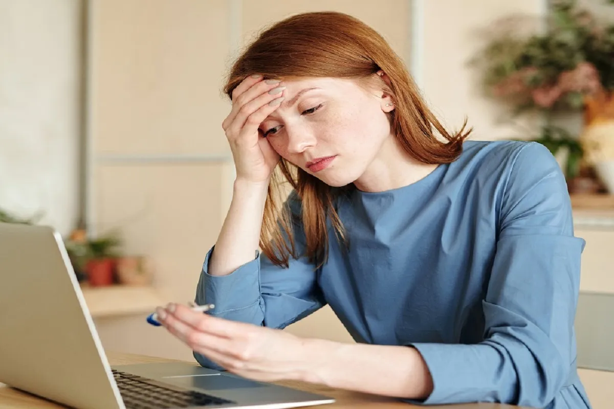 الصداع والحمى أحد أعراض التهاب الشعب الهوائية (المصدر: pexels)