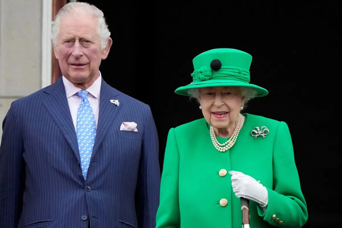 Queen Elizabeth II (R) acknowledges the crowd from Buckingham Palace balcony next to Britain's Prince Charles at the end of the Platinum Pageant in London on June 5, 2022 as part of Queen Elizabeth II's platinum jubilee celebrations.  Frank Augstein / POOL / AFP