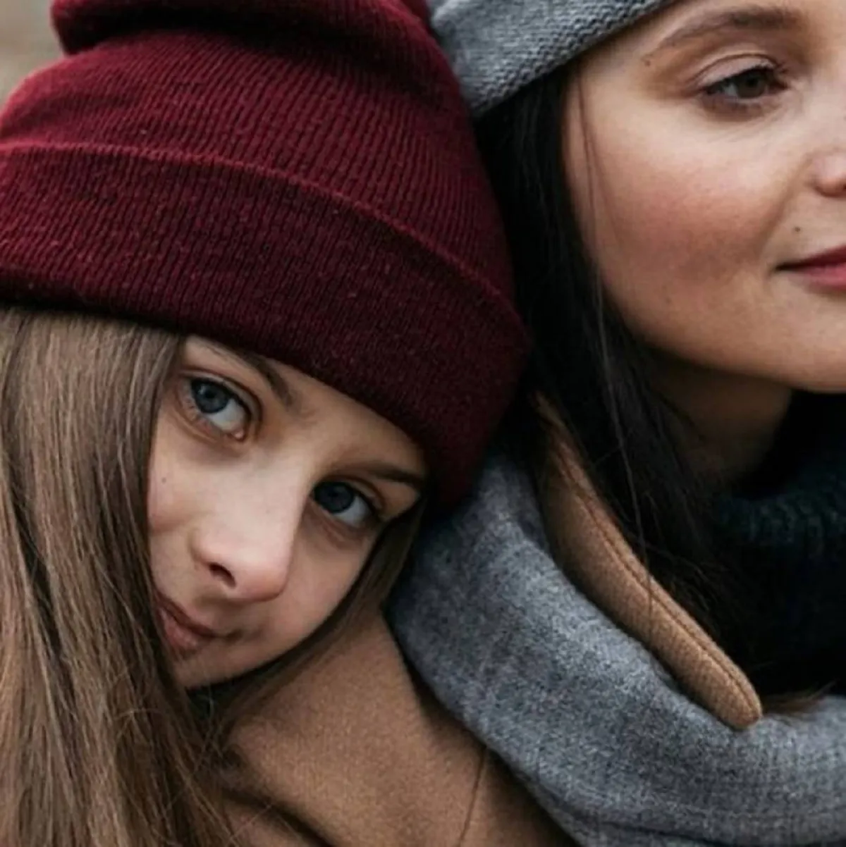 صورة تعبيرية عن الود بين الأم وطفلتها المراهقة