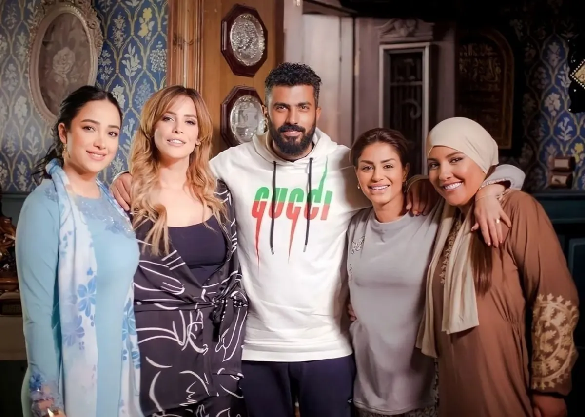 محمد سامي مع بطلات جعفر العمدة بدون زينة - الصورة من حسابه على انستغرام