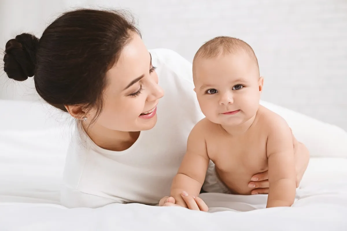 صورة لطفل وأمه